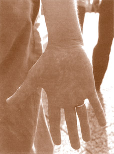 een hand toont binqi